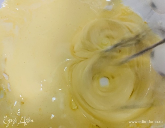 Желтки отделяем от белков, смешиваем их с остальными ингредиентами для бисквита и взбиваем до однородности.