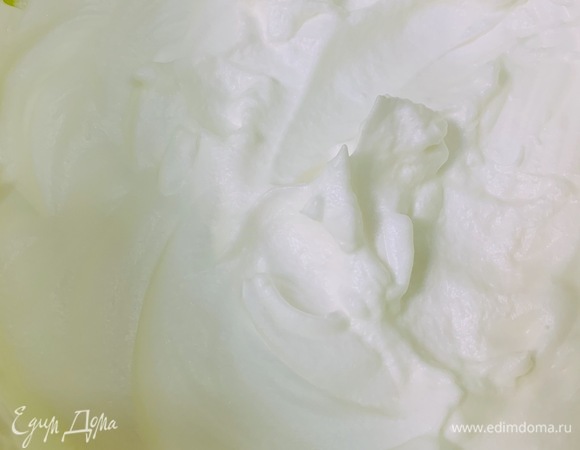 Белки взбиваем со щепоткой соли до устойчивых пиков и аккуратно, чтобы не опали, вмешиваем в желтковую массу. Перемешиваем снизу вверх.