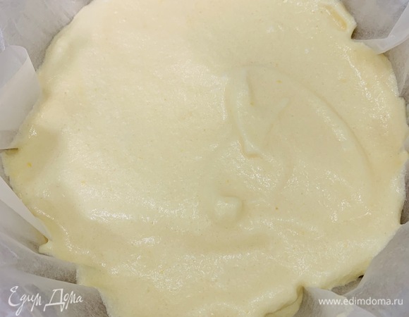 Переливаем массу в форму, покрытую пергаментом, и отправляем в духовку на 22–25 минут. Готовность проверяем деревянной шпажкой. Готовый корж остужаем на решетке.