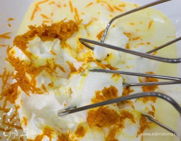 Готовим крем. Взбиваем все ингредиенты до однородности. Молоко заливайте не все сразу. Надо смотреть по консистенции творога. Масса не должна получиться жидкой.