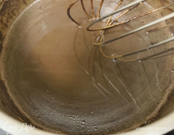 Готовим глазурь. Смешиваем все ингредиенты в ковше и провариваем до закипания, постоянно перемешивая. Готовую глазурь охлаждаем до комнатной температуры.