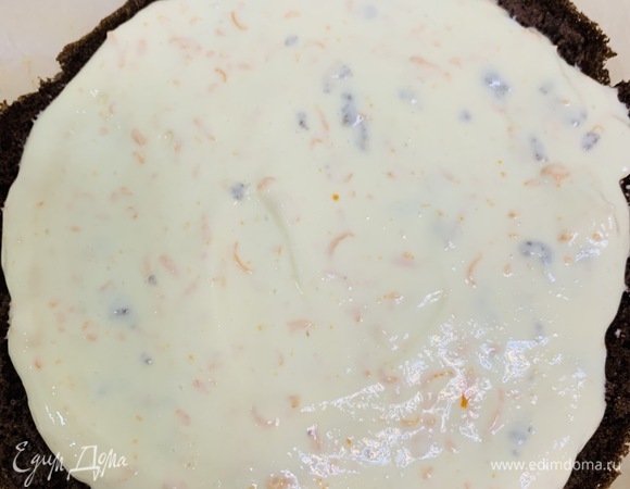 Собираем торт. Разрезаем коржи пополам. Слегка пропитываем молоком. Смазываем кремом каждый слой, включая последний.