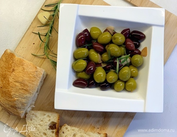 Обжариваем 2–3 минуты и подаем с обжаренным багетом, натертым чесноком.