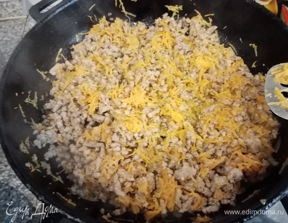 В фарш выложить заранее натертую на мелкой терке морковь. Перемешать и пожарить еще минут пять, помешивая.