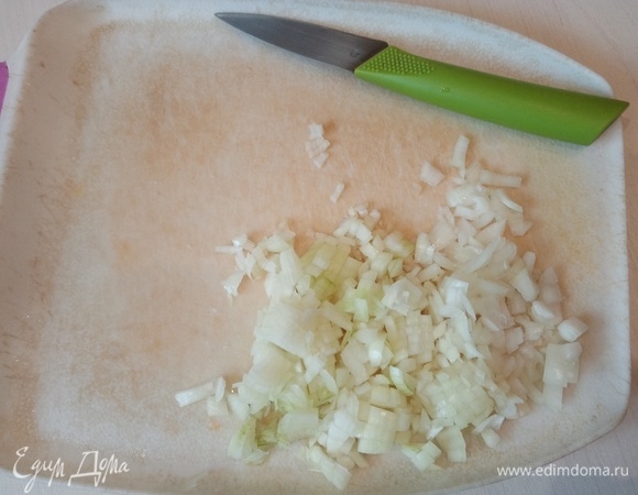 Покрошить мелко лук.