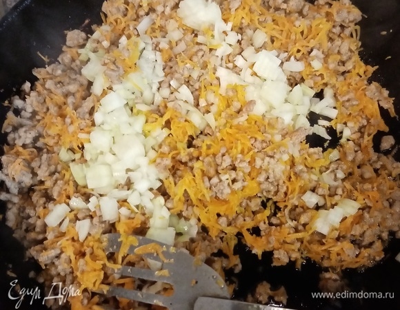 Затем добавить лук к фаршу и пожарить до прозрачности лука. Перемешать в процессе. Посолить всю получившуюся массу.