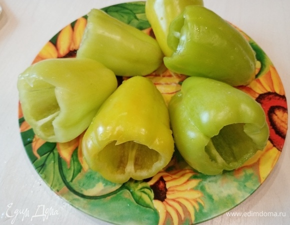 Подготовить перцы. Помыть и вырезать внутренние косточки.