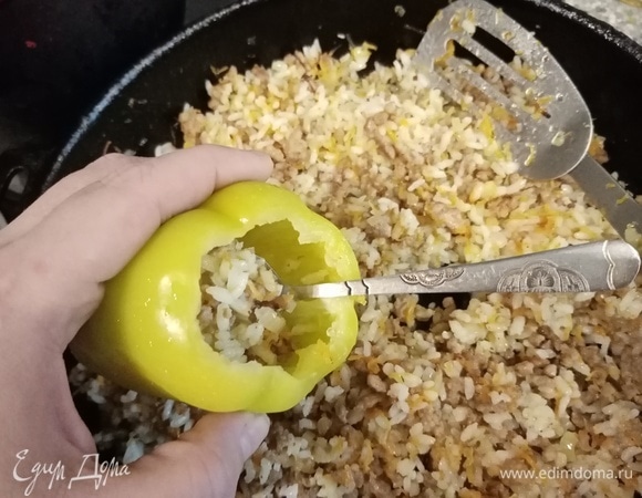 С помощью чайной ложки вложить в перцы начинку, плотно прижимая, и уложить до верха.