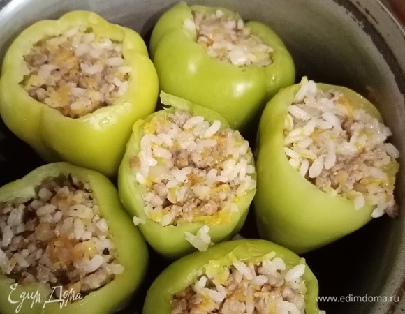 Наполненные перцы уложить в кастрюлю.