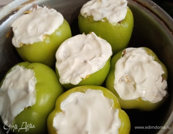 По вкусу положить шапочку из майонеза. На дно налить немного воды для тушения. Тушить на среднем огне 20–30 минут, пока перцы не станут мягкими.