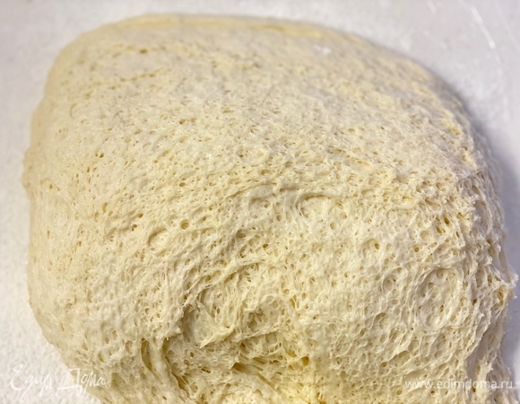 Дрожжевое тесто. Яйца, сахар, дрожжи, молоко размешать в чаше, добавить сливочное масло, всыпать муку, замесить тесто, скатать в шар, накрыть полотенцем. Духовку нагреть до 100°C и выключить, поставить в нее подходить тесто на 25 минут.