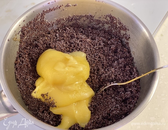 А пока приготовим маковую начинку. Сухой мак залить водой в пропорции 1/2. Закипятить и проварить 5 минут. Накрыть крышкой и дать настояться 10 минут. Слить всю воду, добавить мед (или сахар) и сливочное масло. Хорошо пробить мак в блендере, ступке или кофемолке. Готово!