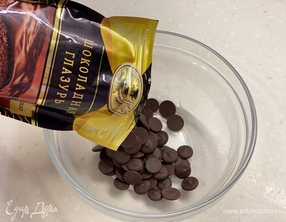 Подготовить глазурь. У меня была в каплях, но можно просто растопить шоколад. Покрыть ею готовые булочки.