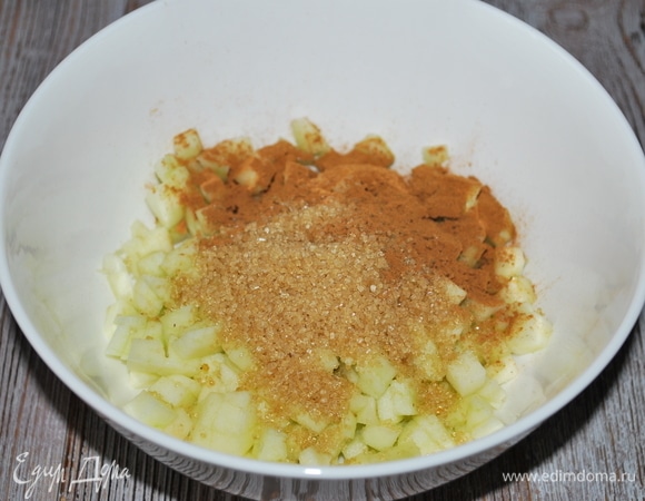 Яблоки (2 штуки) почистила от кожуры и семян, нарезала на мелкие кубики. К яблокам добавила коричневый сахар, корицу и перемешала все вместе.