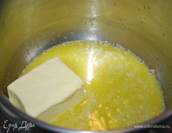 Сливочное масло поставила на средний огонь и дала ему подрумяниться (за маслом надо следить, чтобы оно не подгорело).