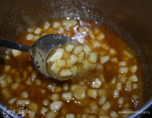 Как только масло стало коричневого цвета, убрала его с огня. Добавила к маслу сахар и одно яблоко, очищенное от кожуры и нарезанное на мелкие кубики.