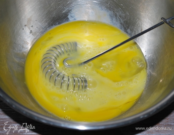 Яйца взбила венчиком, добавила соль и ванилин.