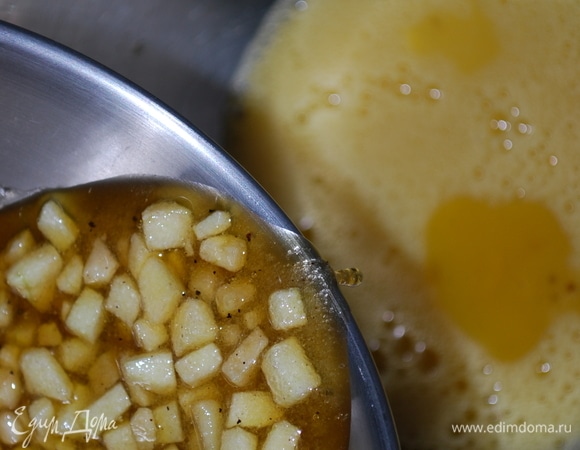 К яйцам добавила сливочное масло с яблоком и сахаром, все хорошо перемешала.