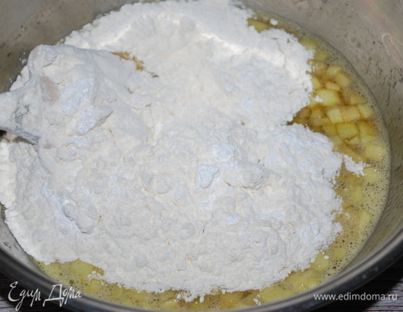 Добавила муку с разрыхлителем. Замесила тесто.