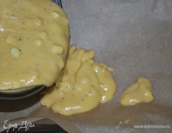 Форму для выпечки застелила пекарской бумагой и вылила тесто. У меня фома 30 х 22 см.