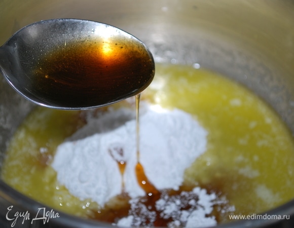 Пока пирог выпекался, я приготовила карамельный соус. Сливочное масло растопила на маленьком огне, добавила сахарную пудру и кленовый сироп.