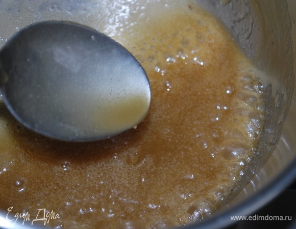 Соус уварила до нужной мне густоты (чем дольше варить карамельный соус, тем гуще и тверже он будет).