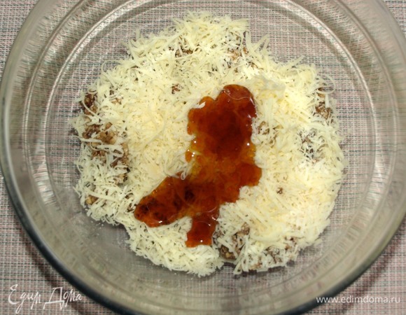 В чаше блендера соединить финики и грецкие орехи до однородного состояния. Соединить орехово-финиковую массу с сыром и медом. Очень тщательно перемешать.