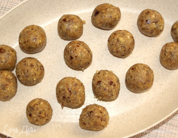 Из полученный массы формируем шарики. Конфеты желательно отправить в холодильник на несколько часов.