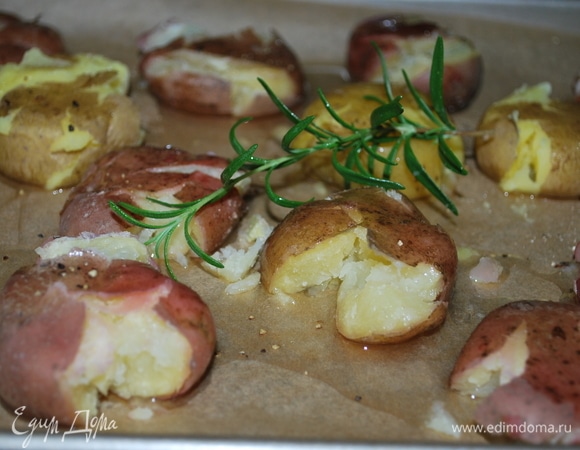 Размять слегка и выложить в форму для запекания. Посолить, посыпать черным свежемолотым перцем, полить растительным маслом (у меня чесночное масло) и для аромата добавить свежую веточку розмарина.