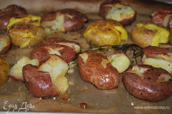 Подрумянить картофель в духовке до золотистого цвета (я запекала 5–6 минут).