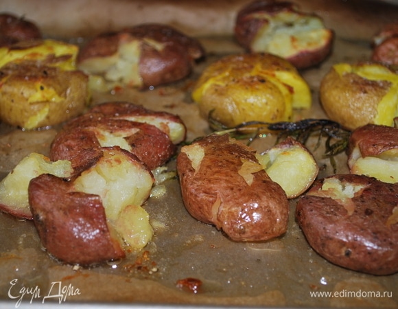 Подрумянить картофель в духовке до золотистого цвета (я запекала 5–6 минут).