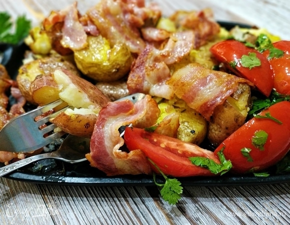 Бекон выложить на картофель, приятного аппетита.