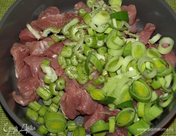 Сельдерей промыть, обсушить и мелко нарезать. Белую часть лука-порея нарезаем кольцами, если лук молодой, то можно использовать и зеленую часть. Все отправляем к мясу.