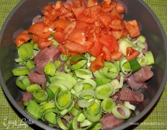 Помидоры бланшировать, снять кожицу и мелко нарезать. Отправляем к остальным ингредиентам.