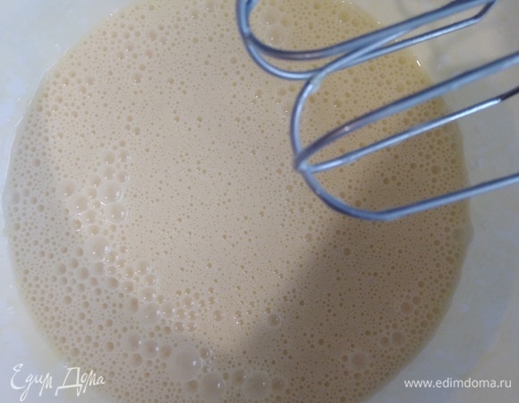 Сгущенное молоко взбить миксером с яйцами. 140 г — это два яйца С0.