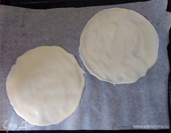 Заранее подготовить несколько листов пергамента. На них нарисовать круги, диаметр моих — 18 см. Распределить тесто на эти заготовки. Толщина слоя — около 0,5 см, тесто хорошо поднимается. Количество коржей — 6–10 шт. Все зависит от диаметра и толщины. У меня вышло шесть коржей.
