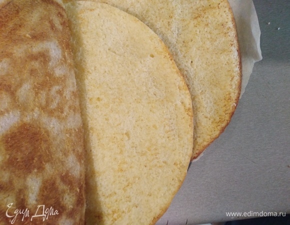 Духовку разогреть до 210°C. Выпекать коржи по очереди в течение 5 минут. Тесто быстро поднимается и золотится. Дать остыть и убрать бумагу. Тесто нежное, работайте аккуратно.