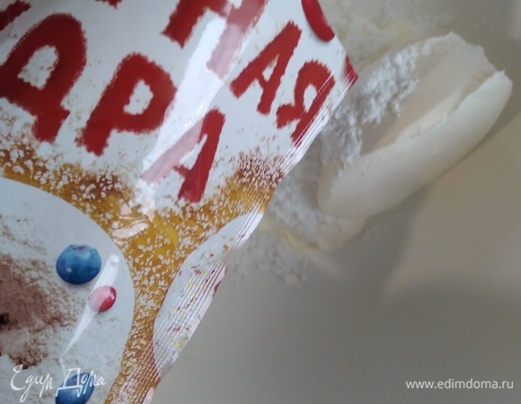 Готовим крем: взбить сливочный творожный сыр комнатной температуры вместе с пудрой.