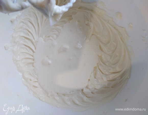 Добавить немного сливок, соединить с сырной массой. Влить оставшиеся сливки и взбить до состояния крема.