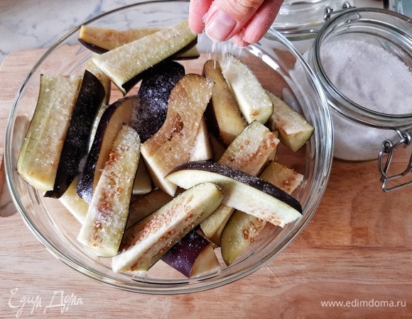 Баклажаны нарезаем крупными брусками, щедро солим и оставляем на 30 минут.