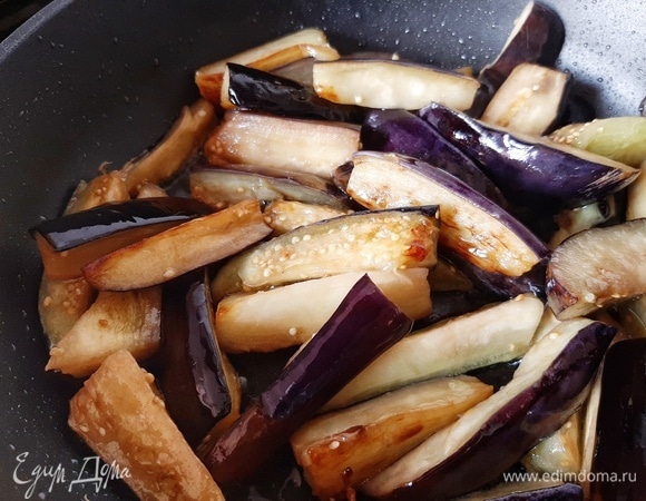 Разогреваем немного растительного масла в сковороде и обжариваем баклажаны пару минут до румяности. Часто их мешать не нужно! Дайте баклажанам хорошо подрумяниться.