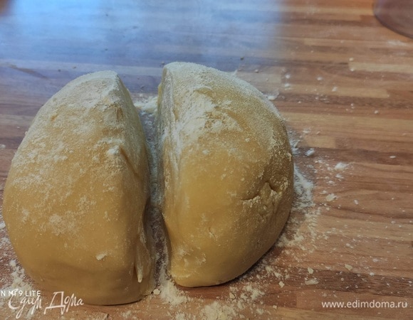 Для теста взбить яйцо с сахаром, добавить размягченное сливочное масло и взбить еще раз. В отдельной миске смешать муку с дрожжами и щепоткой соли, замесить мягкое тесто. Тесто обернуть в пленку и отправить в холодильник на 30 минут. Я делала двойную порцию, половину теста заморозила.