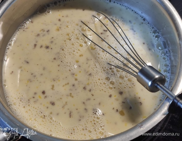 Пока отдыхает тесто, займемся кремом. Молоко (400 мл) поставить в ковшике на огонь, добавить ванильный порошок. Довести до кипения. Отдельно смешать сахар с крахмалом, влить 100 мл оставшегося молока и размешать. Добавить яйца и опять размешать. Влить небольшое количество горячего молока (для адаптации температуры) и перелить всю смесь обратно в ковшик. Варить крем на среднем огне до загустения. Снять с огня и добавить очищенные от кожицы и натертые на мелкой терке яблоки (2 шт.). Когда будете добавлять яблоки, отожмите лишний сок, чтобы крем не оказался слишком жидким.