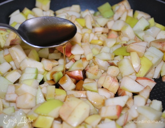 Яблоки почистила от сердцевины и нарезала на мелкие кубики. Добавила кленовый сироп и прогрела все вместе 3–4 минуты на среднем огне.
