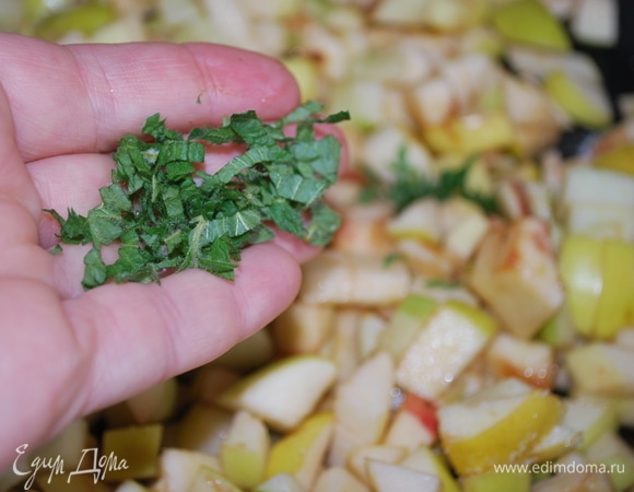 Добавила свежую мяту. В яблоки можно добавить корицу или мед — то, что вы больше любите.