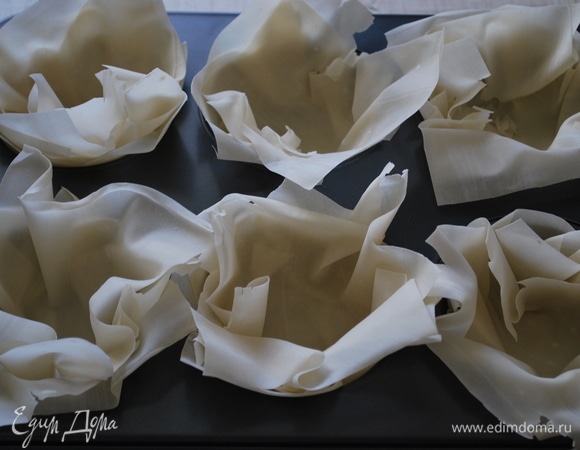 Форму смазала маслом (у меня форма для шести крупных кексов). Листы теста фило разрезала на четыре части и выложила ими форму.