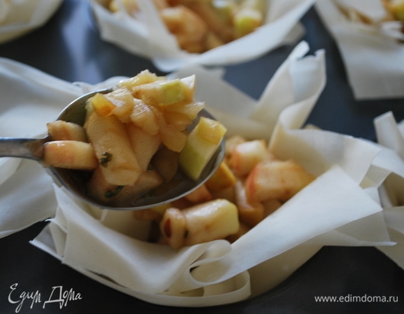 Яблоки распределила по формам с тестом.