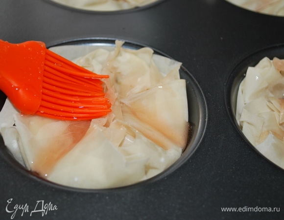 Завернула края теста и смазала сверху сиропом (можно смазать любым сиропом без ягод). Поставила в духовку при 170°C на 30 минут.