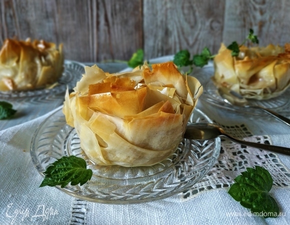 Яблоки в тесте фило — это очень вкусно и красиво. Приятного аппетита!
