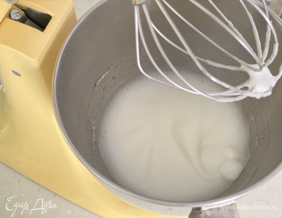 Белки отделить от желтков. Взбить в пену в чаше миксера.